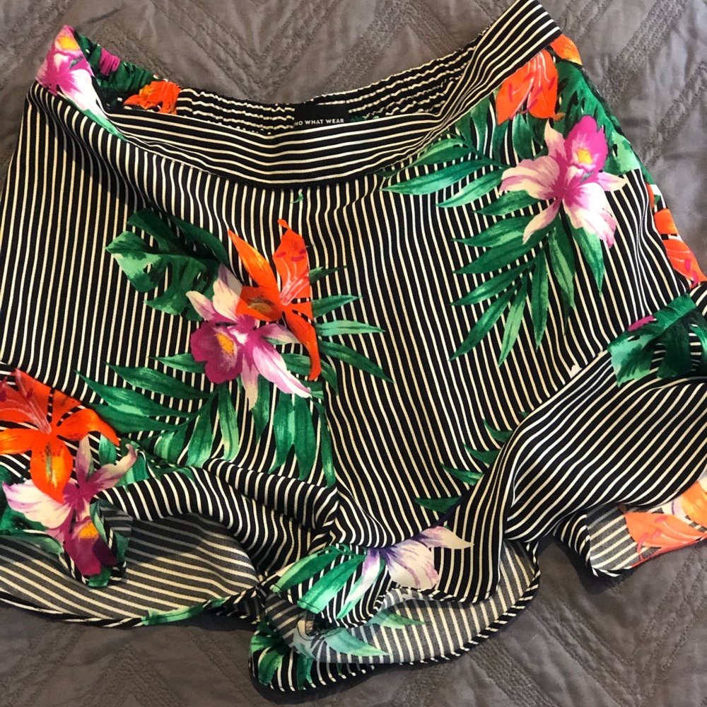 WHO WHAT WEAR RUFFLED SHORTS